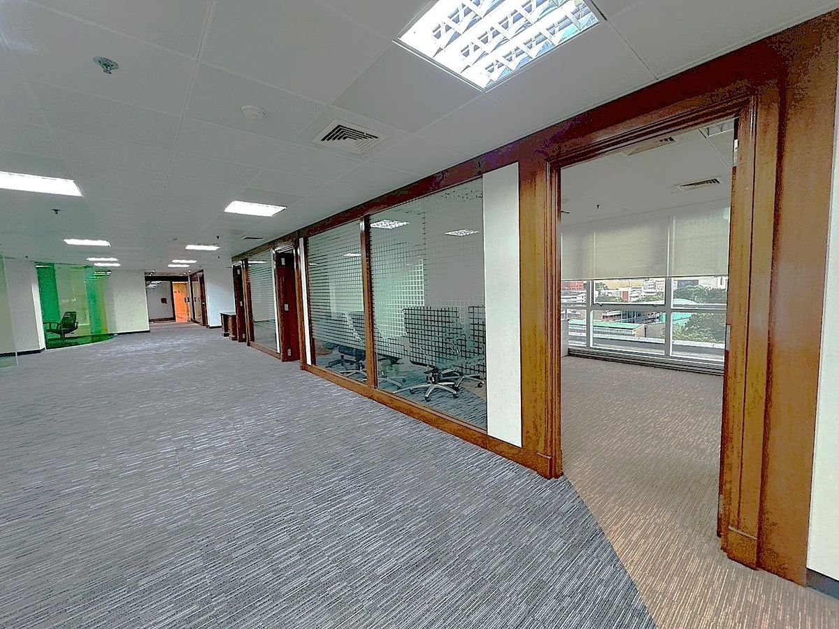 For RentRetail SpaceWitthayu, Chidlom, Langsuan, Ploenchit : Retail space for rent on Wireless Road with a spacious balcony and Lumpini Park view, ideal for various businesses ** NO CO-AGENT ** 