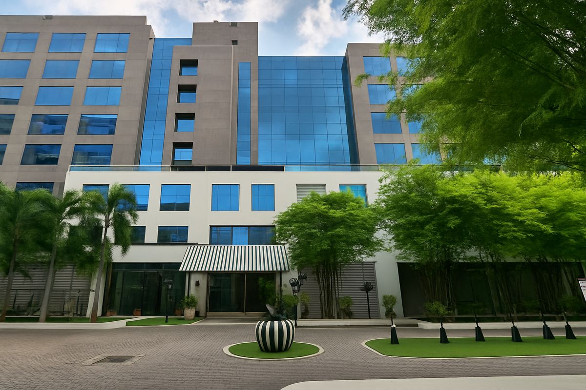 For RentRetail SpaceWitthayu, Chidlom, Langsuan, Ploenchit : Retail space for rent on Wireless Road with a spacious balcony and Lumpini Park view, ideal for various businesses ** NO CO-AGENT ** 