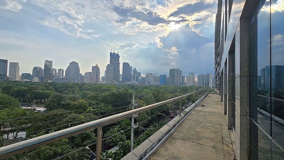 ให้เช่าร้านค้า/ตลาดนัดวิทยุ ชิดลม หลังสวน : พื้นที่ร้านค้าให้เช่าถนนวิทยุ ระเบียงกว้าง วิวสวนลุม เหมาะทำธุรกิจ ** NO CO-AGENT ** 