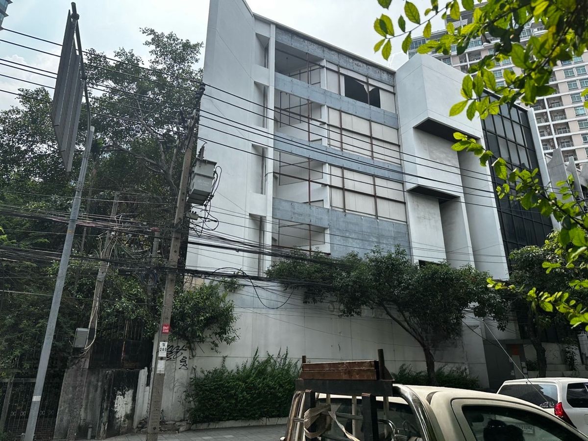 For RentShowroomOnnut, Udomsuk : Commercial building for rent office showroom Next to the main road, Sukhumvit, near BTS Punnawithi for hostels, co-working space, community mall, mixed-use lifestyle.