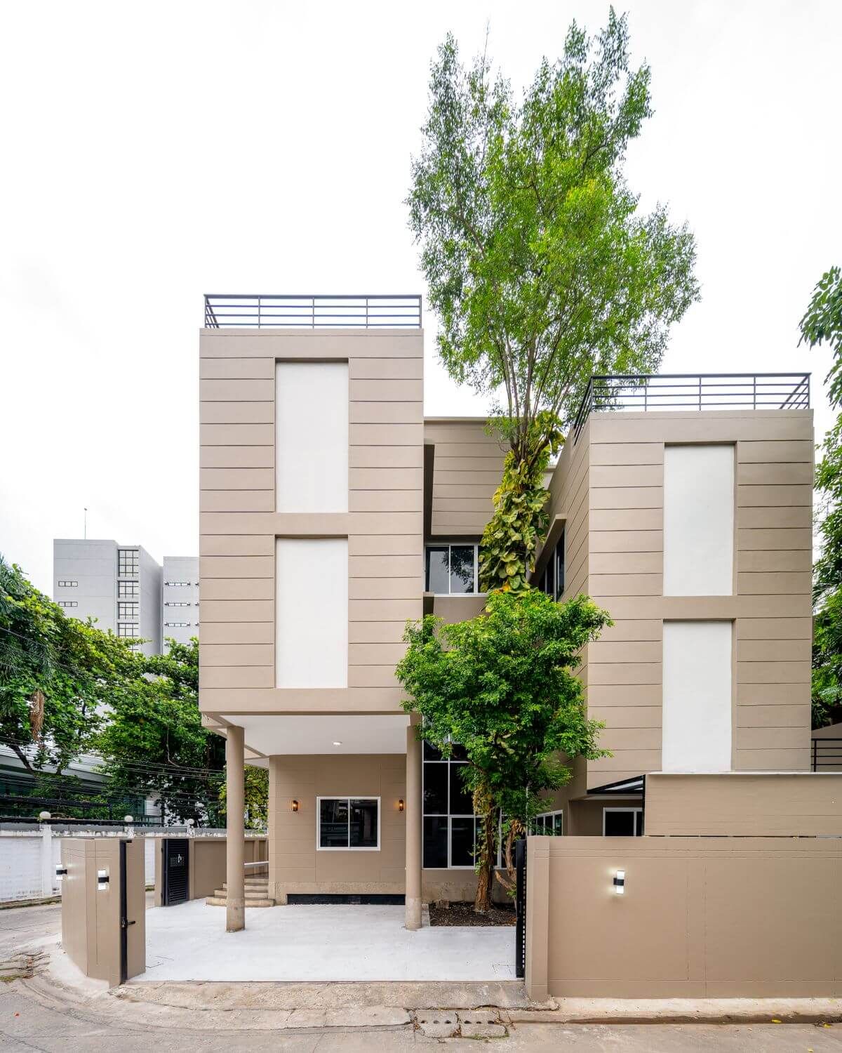 For SaleHouseSapankwai,Jatujak : Single house for sale, Soi Vibhavadi 5, near BTS/MRT, usable area 375 sq m. | 5 bedrooms, 4 bathrooms | 2 car parking spaces, price 26.9 million baht. Tell&Line:0939256422
