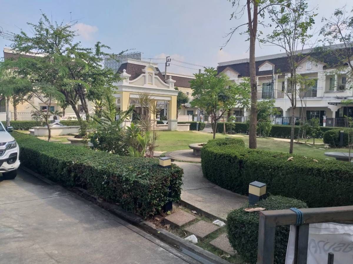 ขายทาวน์โฮมพระราม 5 ราชพฤกษ์ บางกรวย : 🏡 ธนาสิริ ปิ่นเกล้า-ราชพฤกษ์ 2 🚕 เชื่อมต่อถนนสายหลัก ได้ทั้ง ถนนบางกรวย-ไทรน้อย, ถนนสวนผัก และถนนนครอินทร์ 🚆 ใกล้ รถไฟฟ้าสายยสีม่วง ,รพ.พระนั่งเกล้า, เดอะวอล์ค ราชพฤกษ์, และโลตัส บางใหญ่