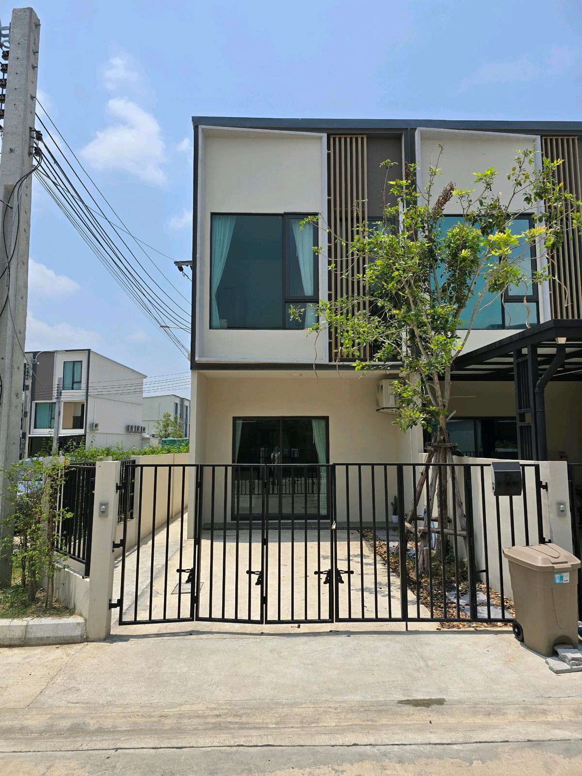 ให้เช่าทาวน์โฮมบางนา แบริ่ง ลาซาล : ทาวน์โฮม 2 ชั้น ห้องมุม ให้เช่า ตกแต่งสวยงาม ย่านบางนา-บางแก้ว