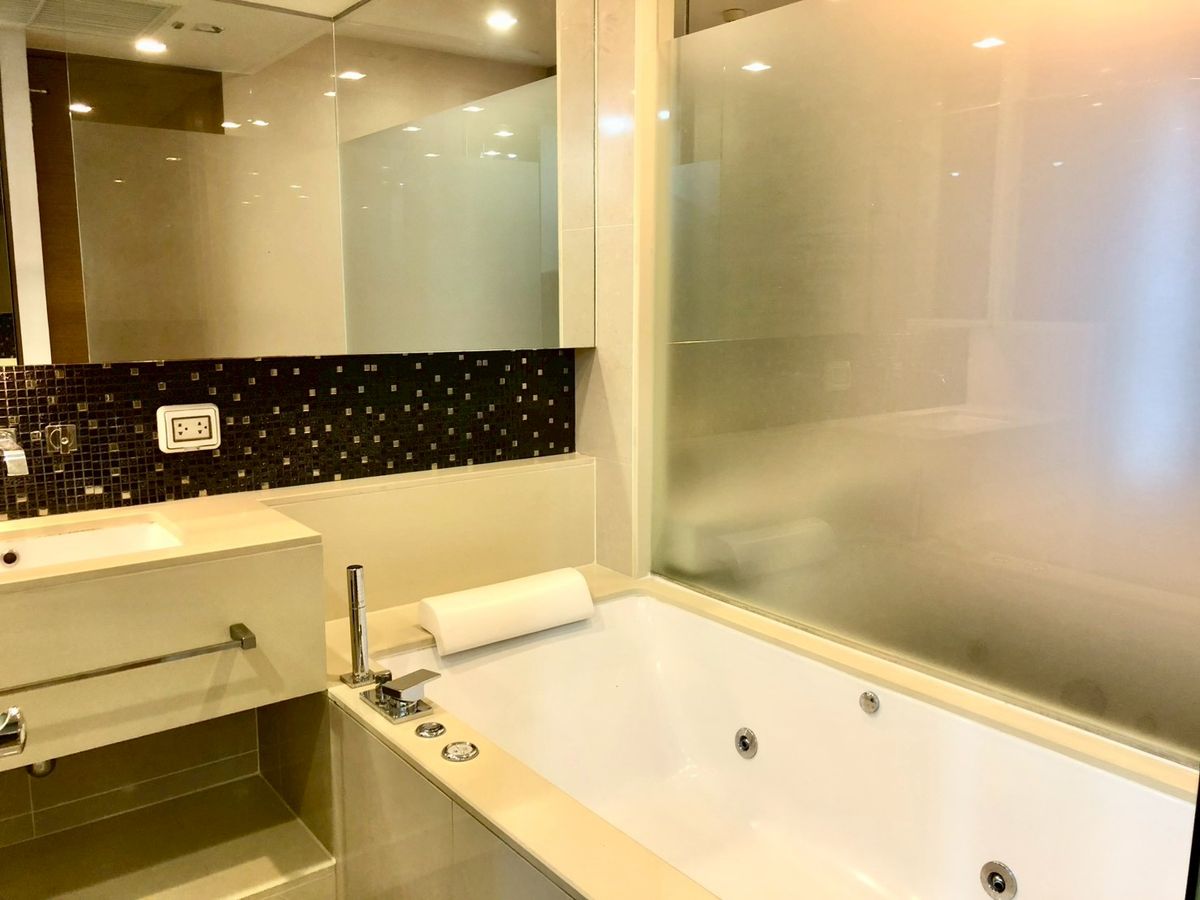 ขายคอนโดสาทร นราธิวาส : ( UL2510152 ) Tel/Line 096-2479369, ขายขาดทุน ด่วนน ดิแอดเดรส สาทร, 2 ห้องนอน 2 ห้องน้ำ ขนาด 70.22 ตร.ม. ชั้นสูง ราคาดีที่สุด Hot deal