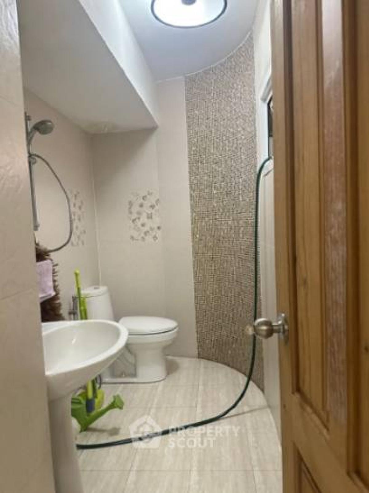 For RentCondoSathorn, Narathiwat : 1-BR Condo at I.T.F. Silom Palace Condominium near BTS Chong Nonsi