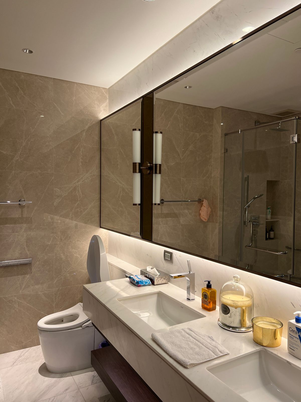 ให้เช่าคอนโดวิทยุ ชิดลม หลังสวน : 👀 สำรวจแบบ 3D - คอนโดหรู 3 ห้องนอน | Sindhorn Residence