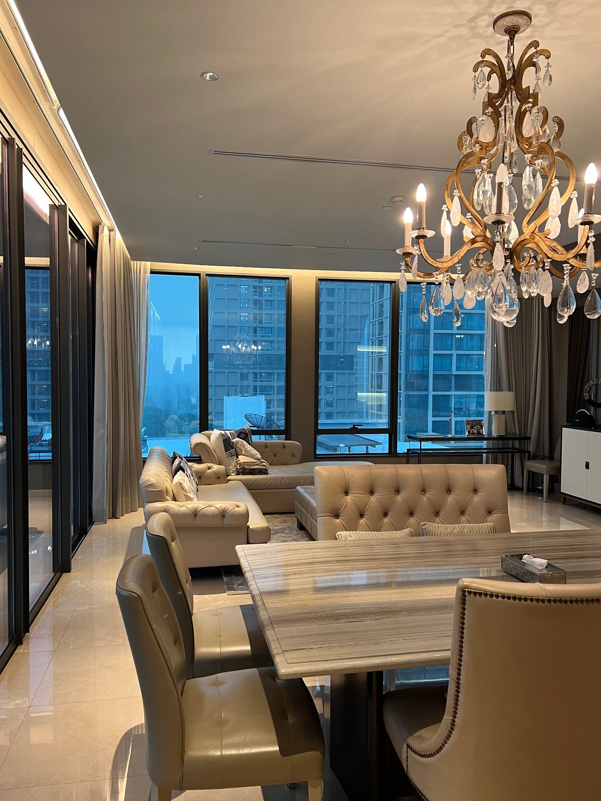 ให้เช่าคอนโดวิทยุ ชิดลม หลังสวน : 👀 สำรวจแบบ 3D - คอนโดหรู 3 ห้องนอน | Sindhorn Residence