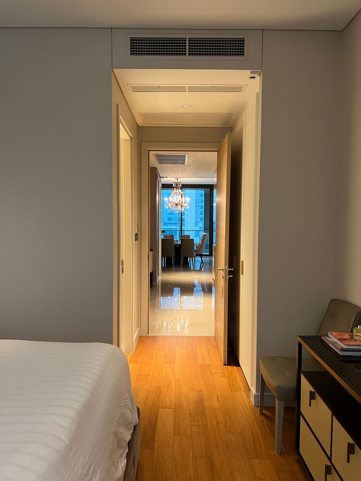 ให้เช่าคอนโดวิทยุ ชิดลม หลังสวน : 👀 สำรวจแบบ 3D - คอนโดหรู 3 ห้องนอน | Sindhorn Residence