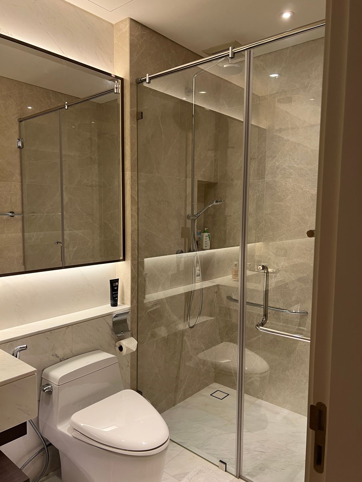 ให้เช่าคอนโดวิทยุ ชิดลม หลังสวน : 👀 สำรวจแบบ 3D - คอนโดหรู 3 ห้องนอน | Sindhorn Residence