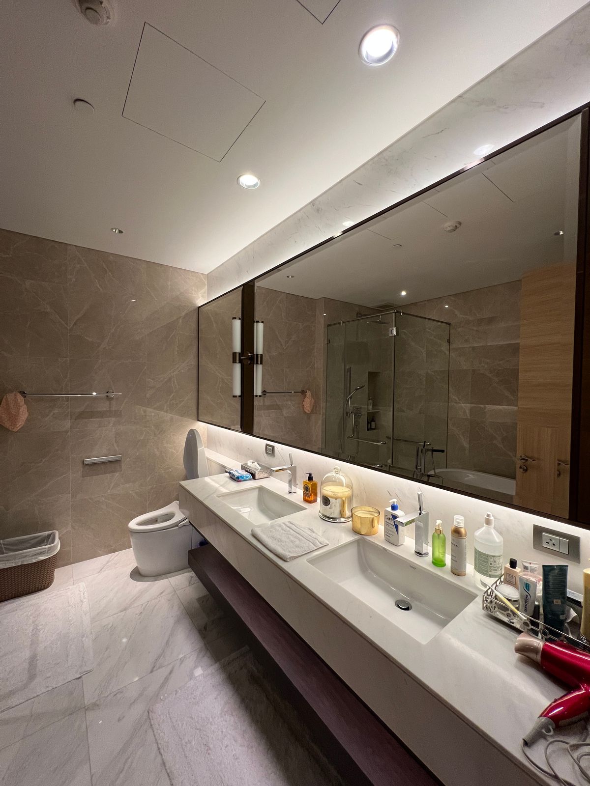 ให้เช่าคอนโดวิทยุ ชิดลม หลังสวน : 👀 สำรวจแบบ 3D - คอนโดหรู 3 ห้องนอน | Sindhorn Residence