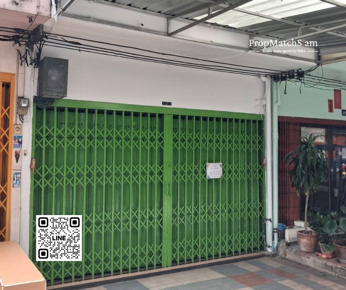 For RentShop HouseYaowarat, Banglamphu : 5-story building for rent in the heart of Sampeng, free! First months rent