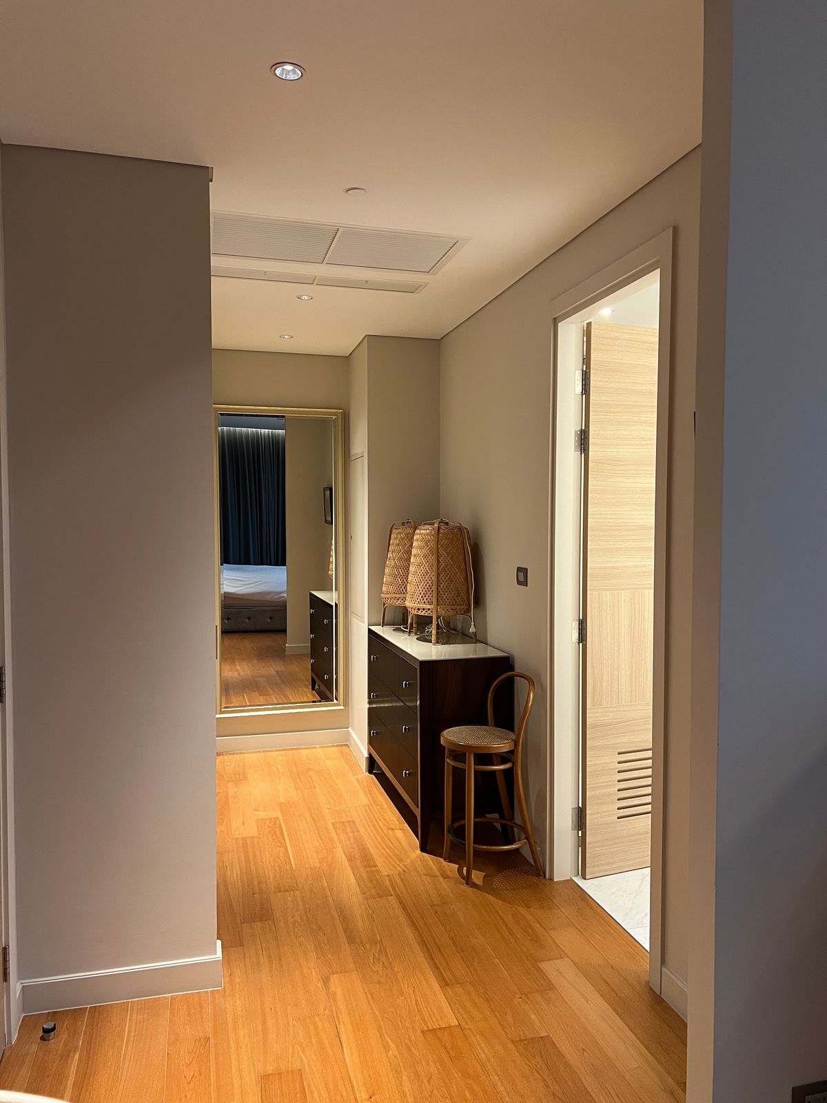 ให้เช่าคอนโดวิทยุ ชิดลม หลังสวน : 👀 สำรวจแบบ 3D - คอนโดหรู 3 ห้องนอน | Sindhorn Residence