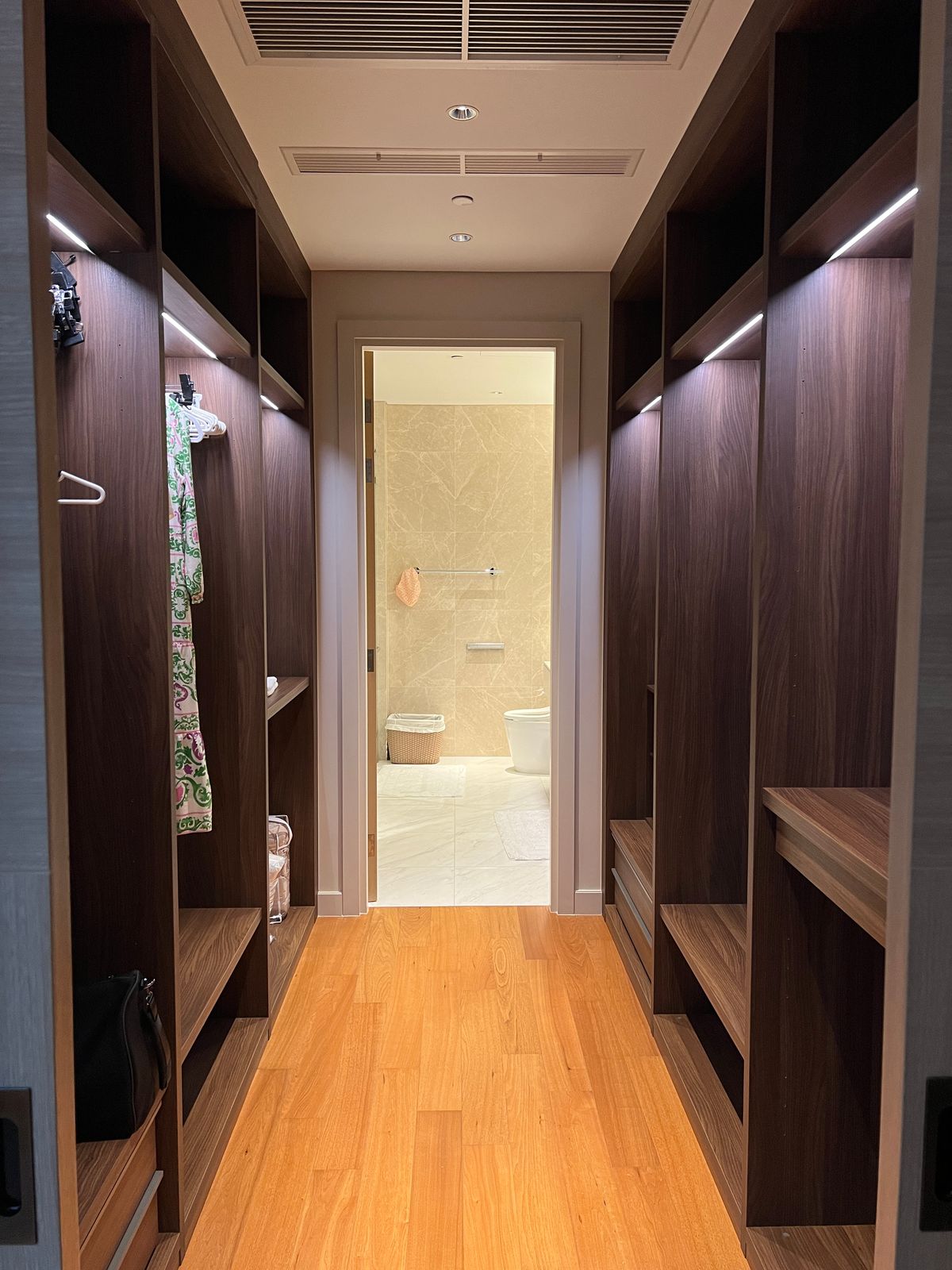 ให้เช่าคอนโดวิทยุ ชิดลม หลังสวน : 👀 สำรวจแบบ 3D - คอนโดหรู 3 ห้องนอน | Sindhorn Residence