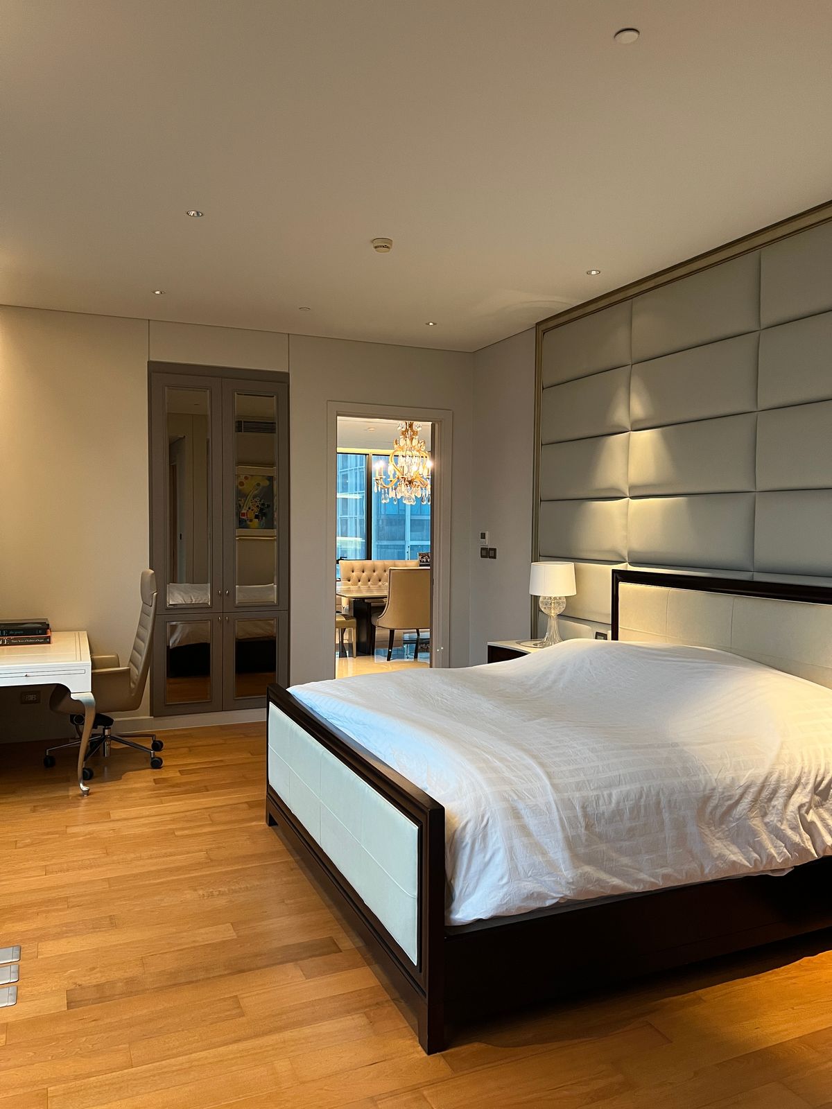 ให้เช่าคอนโดวิทยุ ชิดลม หลังสวน : 👀 สำรวจแบบ 3D - คอนโดหรู 3 ห้องนอน | Sindhorn Residence