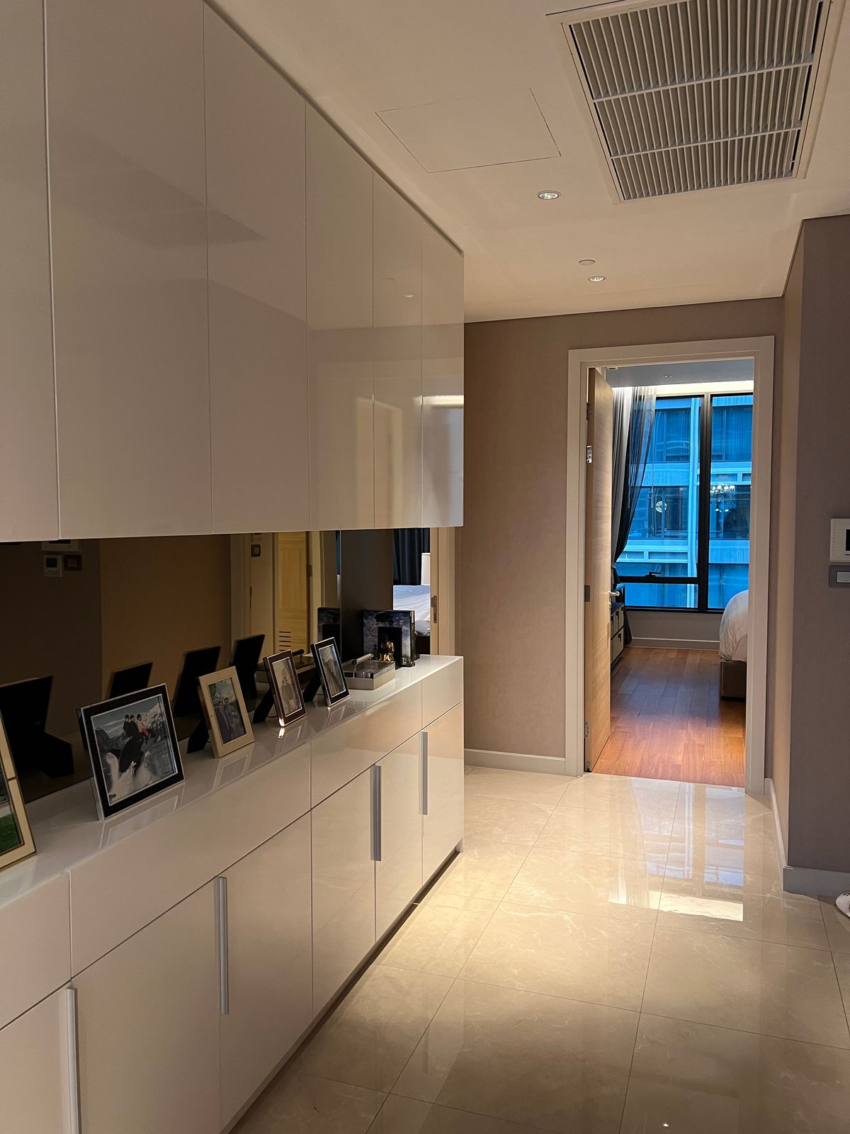 ให้เช่าคอนโดวิทยุ ชิดลม หลังสวน : 👀 สำรวจแบบ 3D - คอนโดหรู 3 ห้องนอน | Sindhorn Residence