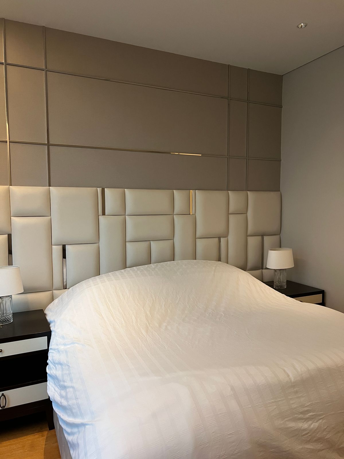 ให้เช่าคอนโดวิทยุ ชิดลม หลังสวน : 👀 สำรวจแบบ 3D - คอนโดหรู 3 ห้องนอน | Sindhorn Residence