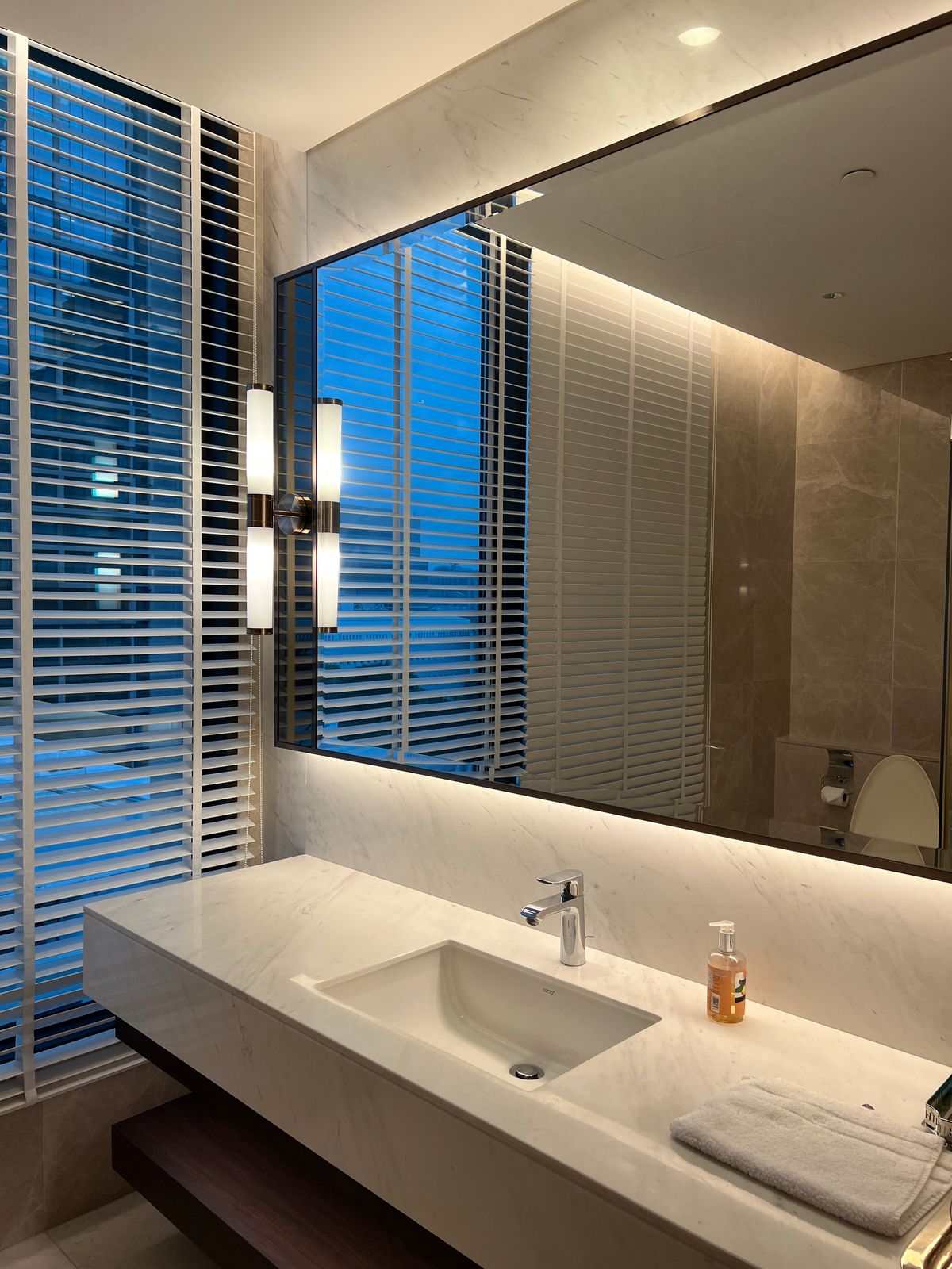 ให้เช่าคอนโดวิทยุ ชิดลม หลังสวน : 👀 สำรวจแบบ 3D - คอนโดหรู 3 ห้องนอน | Sindhorn Residence