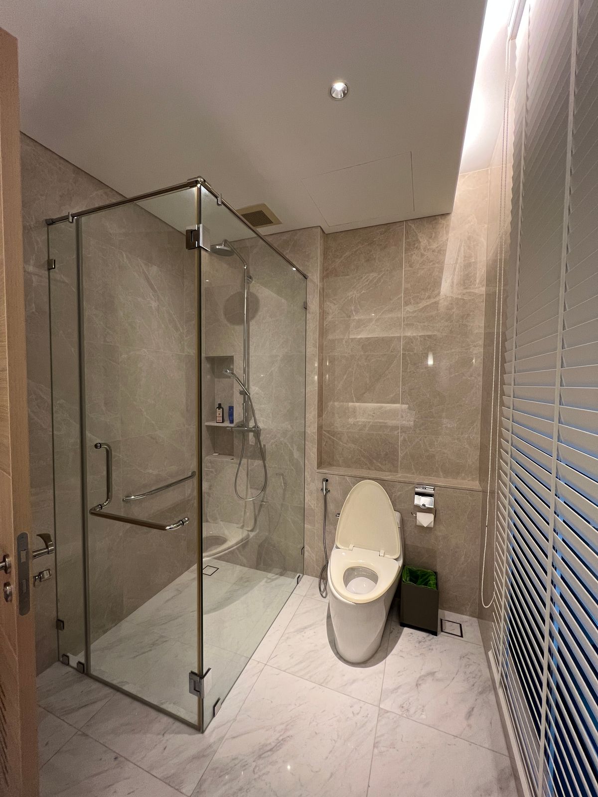 ให้เช่าคอนโดวิทยุ ชิดลม หลังสวน : 👀 สำรวจแบบ 3D - คอนโดหรู 3 ห้องนอน | Sindhorn Residence