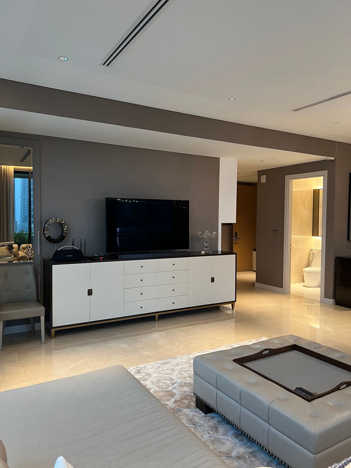 ให้เช่าคอนโดวิทยุ ชิดลม หลังสวน : 👀 สำรวจแบบ 3D - คอนโดหรู 3 ห้องนอน | Sindhorn Residence