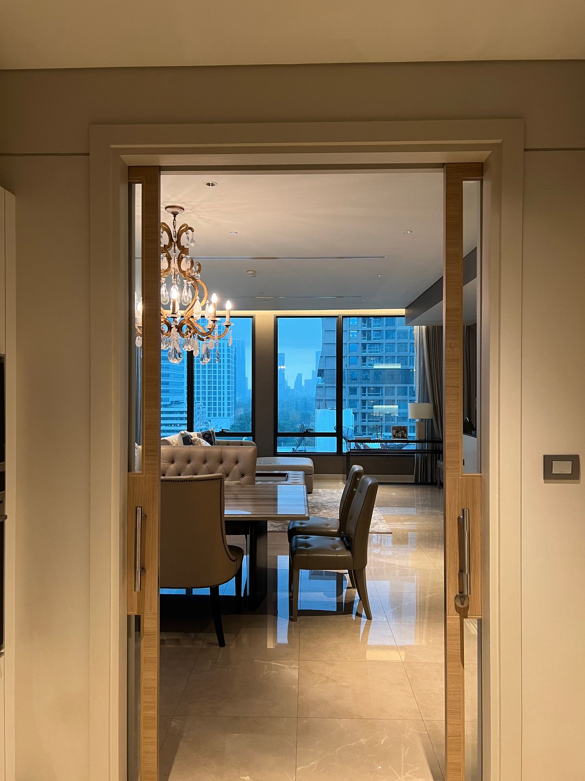 ให้เช่าคอนโดวิทยุ ชิดลม หลังสวน : 👀 สำรวจแบบ 3D - คอนโดหรู 3 ห้องนอน | Sindhorn Residence