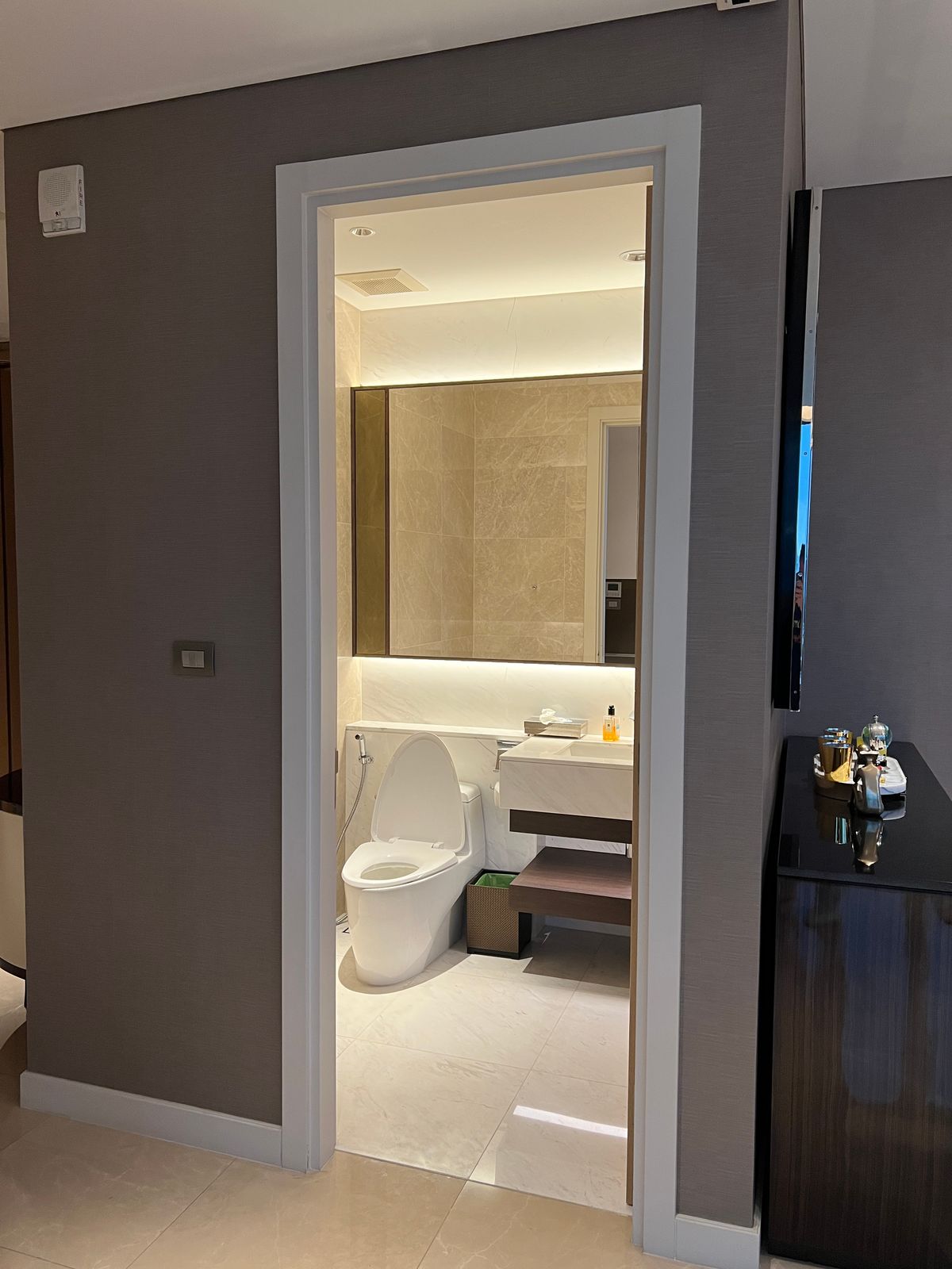 ให้เช่าคอนโดวิทยุ ชิดลม หลังสวน : 👀 สำรวจแบบ 3D - คอนโดหรู 3 ห้องนอน | Sindhorn Residence