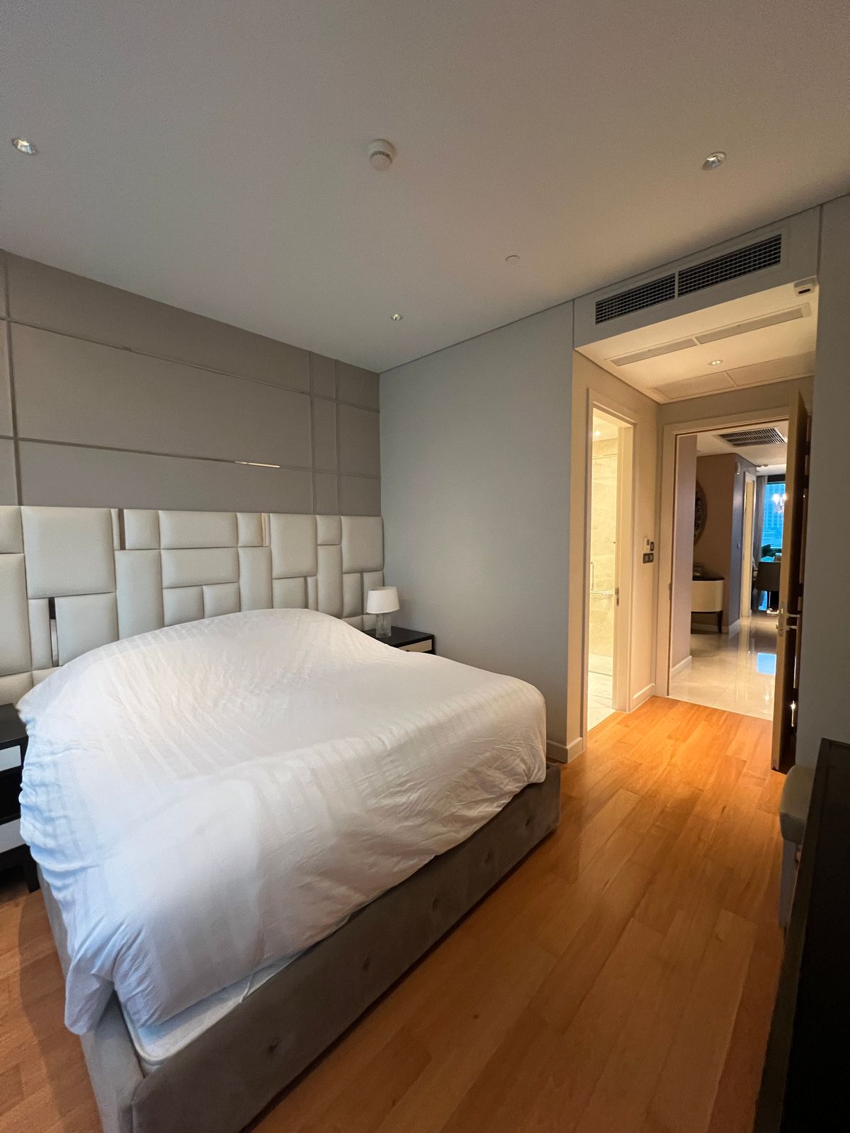 ให้เช่าคอนโดวิทยุ ชิดลม หลังสวน : 👀 สำรวจแบบ 3D - คอนโดหรู 3 ห้องนอน | Sindhorn Residence