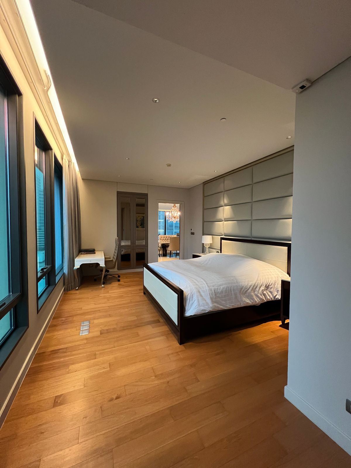 ให้เช่าคอนโดวิทยุ ชิดลม หลังสวน : 👀 สำรวจแบบ 3D - คอนโดหรู 3 ห้องนอน | Sindhorn Residence