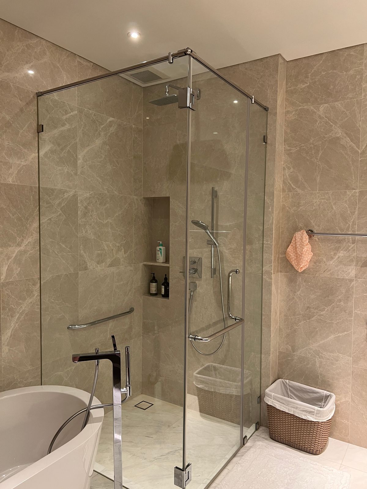 ให้เช่าคอนโดวิทยุ ชิดลม หลังสวน : 👀 สำรวจแบบ 3D - คอนโดหรู 3 ห้องนอน | Sindhorn Residence