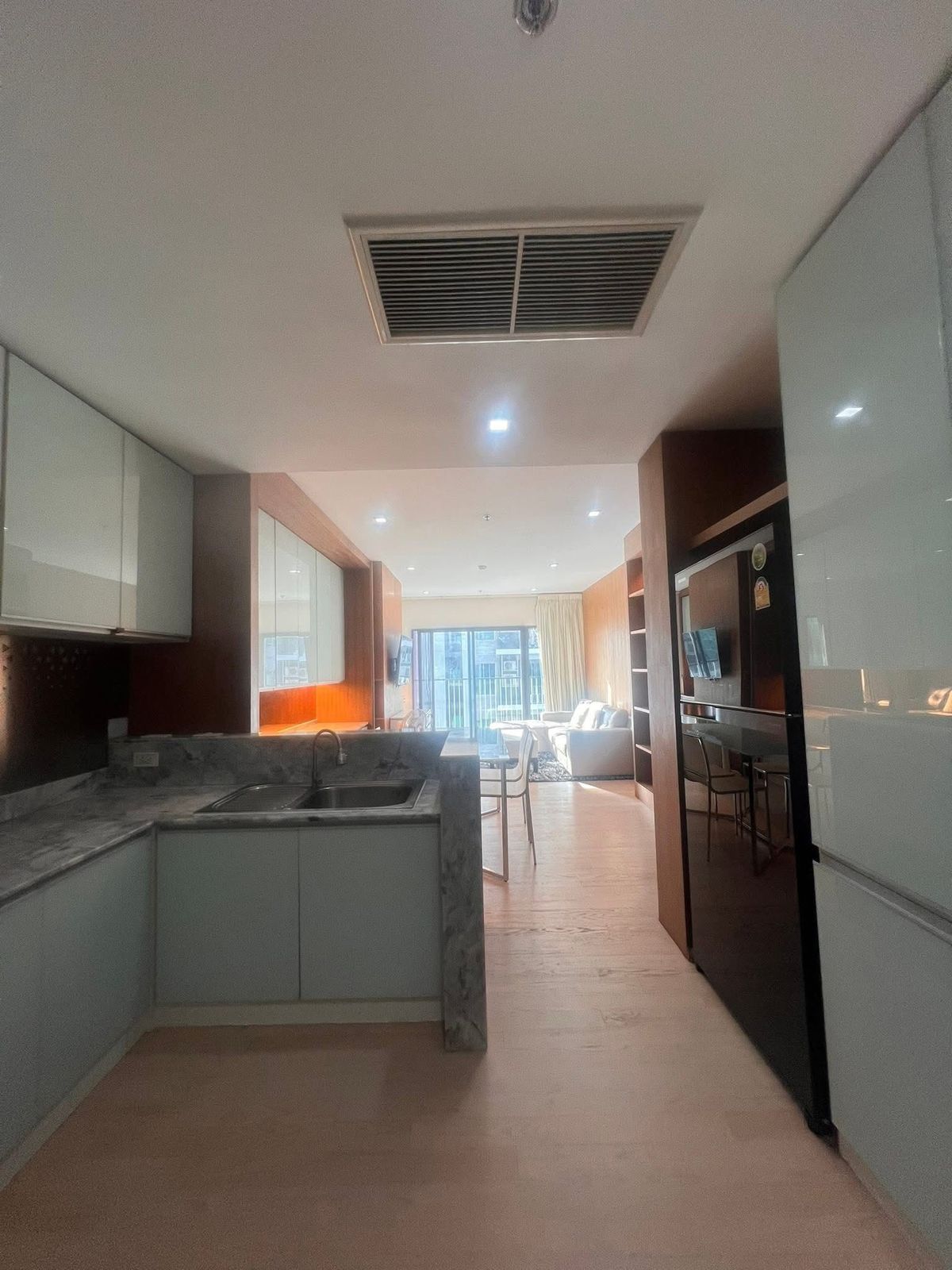 คอนโดสุขุมวิท อโศก ทองหล่อ : ขายและเช่า คอนโด Noble Remix Thonglor พื้นที่ใช้สอย 96.96  m2 ชั้น 24  พร้อมเฟอร์นิเจอร์ ตกแต่งสวยงาม  