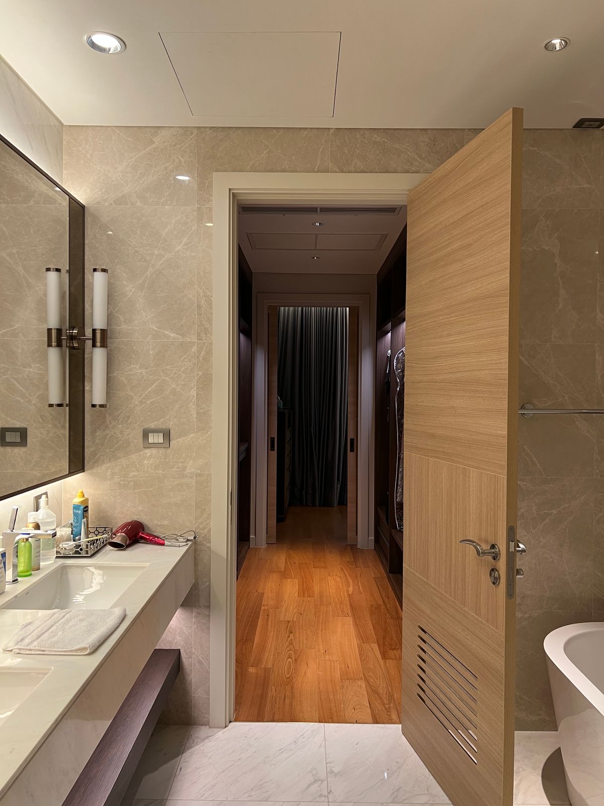 ให้เช่าคอนโดวิทยุ ชิดลม หลังสวน : 👀 สำรวจแบบ 3D - คอนโดหรู 3 ห้องนอน | Sindhorn Residence