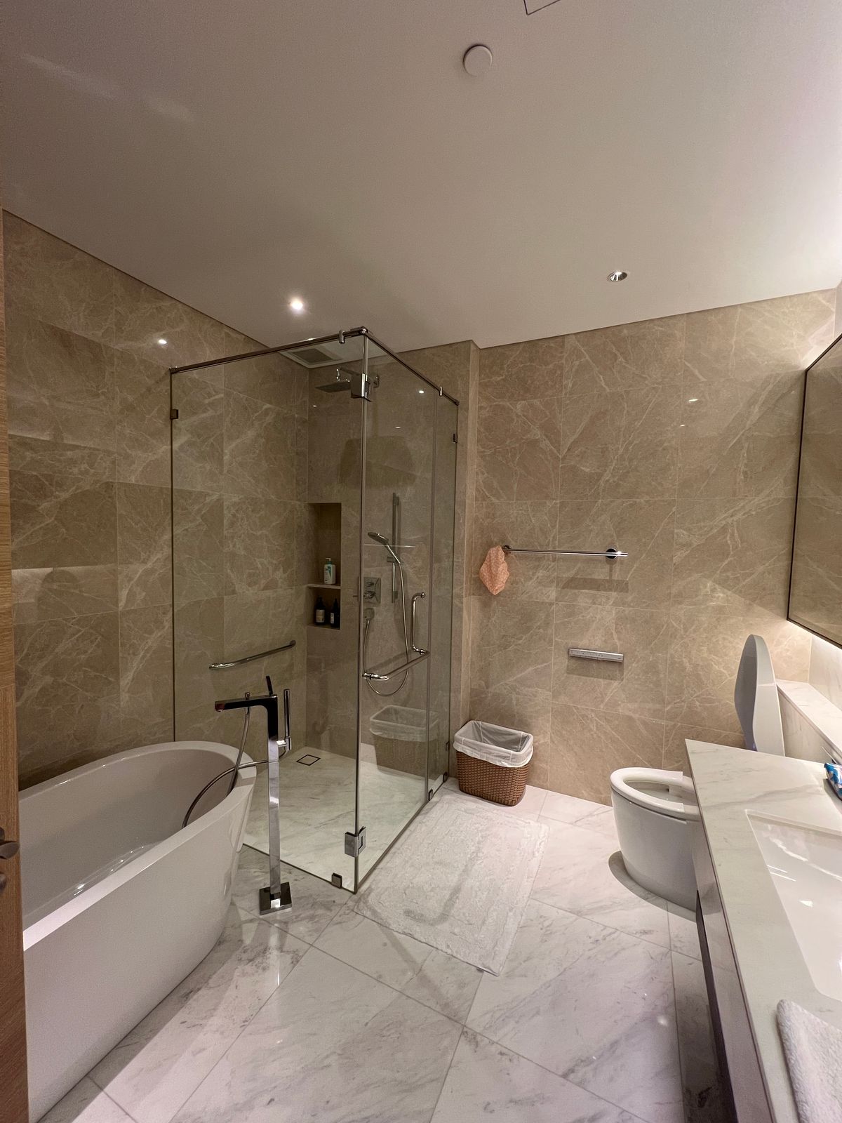 ให้เช่าคอนโดวิทยุ ชิดลม หลังสวน : 👀 สำรวจแบบ 3D - คอนโดหรู 3 ห้องนอน | Sindhorn Residence