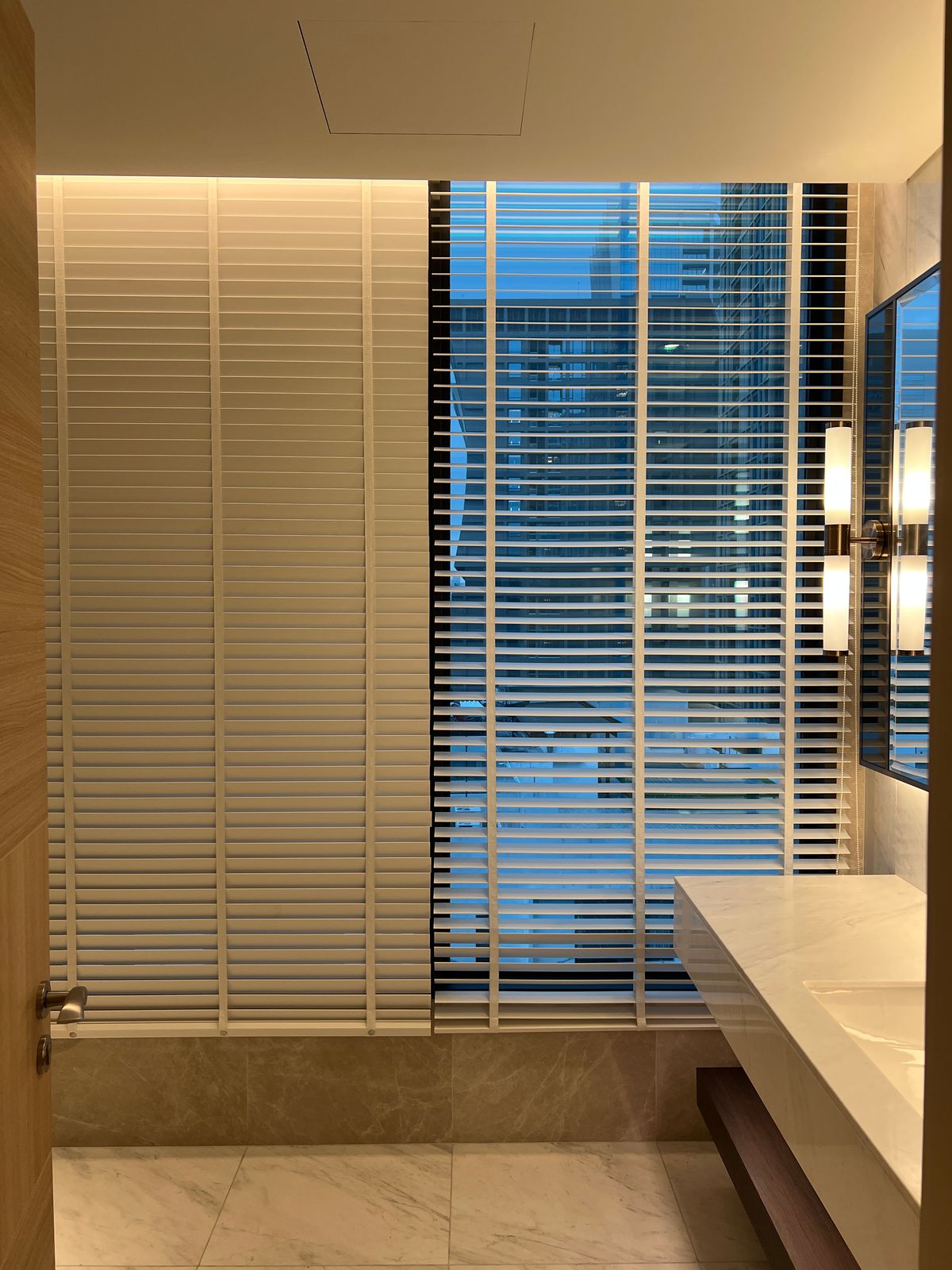 ให้เช่าคอนโดวิทยุ ชิดลม หลังสวน : 👀 สำรวจแบบ 3D - คอนโดหรู 3 ห้องนอน | Sindhorn Residence