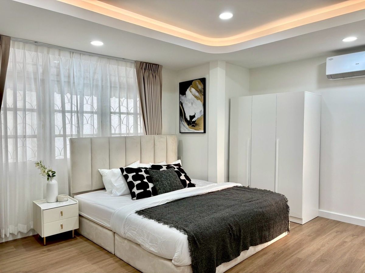 ให้เช่าบ้านรัชดา ห้วยขวาง : 🔴150,000฿🔴 บ้านหรู ใจกลางรัชดา┃𝗟𝘂𝘅𝘂𝗿𝘆 𝗥𝗮𝘁𝗰𝗵𝗮𝗱𝗮 ✅ ใกล้  MRT ห้วยขวาง ยินดีบริการ🙏สนใจทัก 𝙇𝙄𝙉𝙀 มานะคะ (ตอบไวมาก):​📱 รหัสทรัพย์​ 6810-1504📱: ไอดีไลน์:@bbcondo88