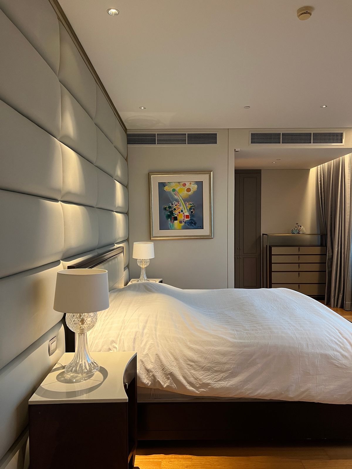 ให้เช่าคอนโดวิทยุ ชิดลม หลังสวน : 👀 สำรวจแบบ 3D - คอนโดหรู 3 ห้องนอน | Sindhorn Residence