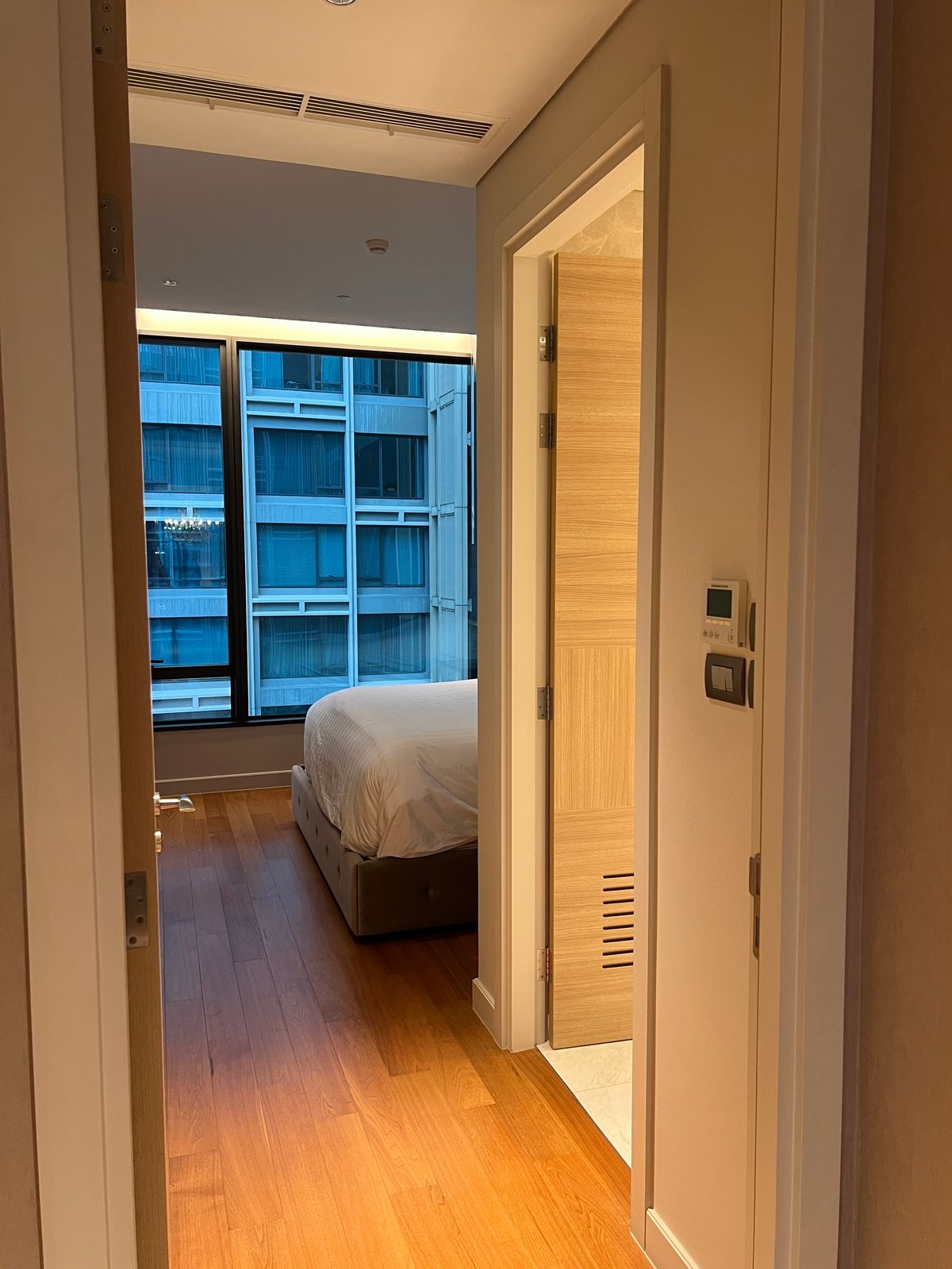 ให้เช่าคอนโดวิทยุ ชิดลม หลังสวน : 👀 สำรวจแบบ 3D - คอนโดหรู 3 ห้องนอน | Sindhorn Residence