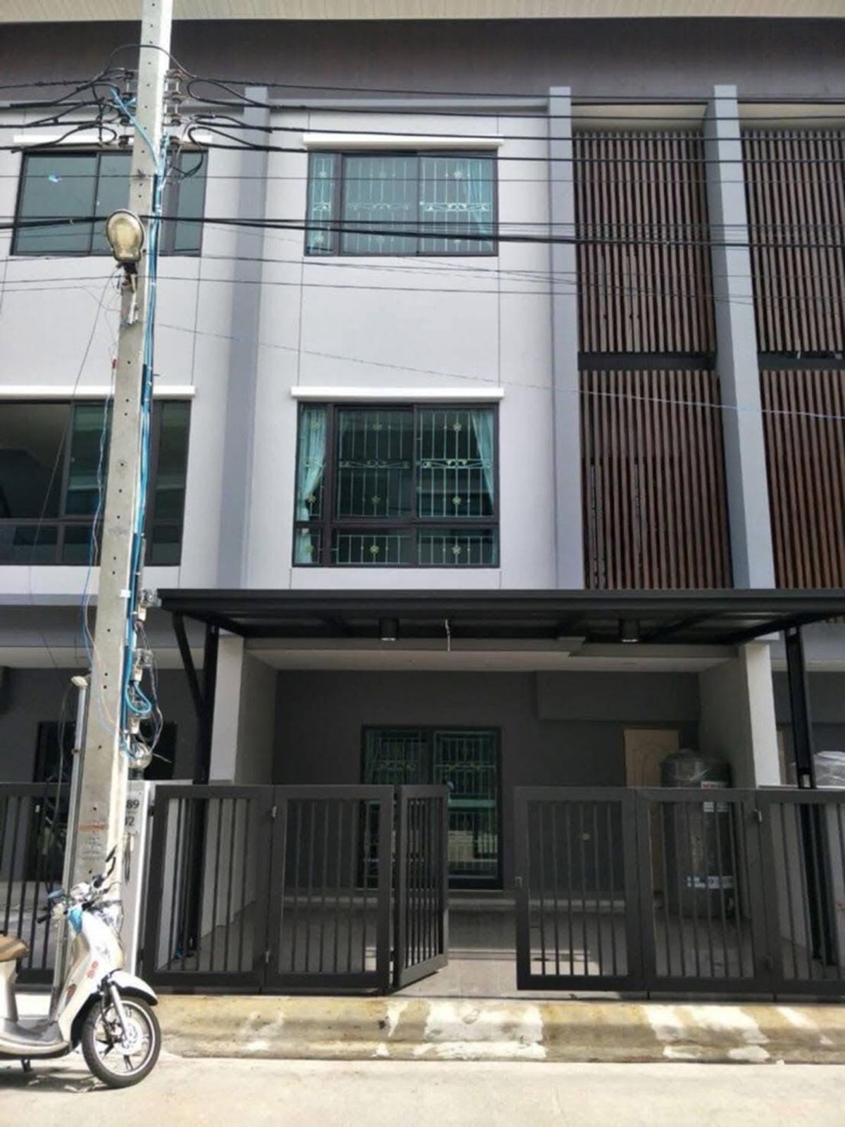 For RentTownhomeRatchadapisek, Huaikwang, Suttisan : 🌈🏠3-storey house for rent, Siri House Ratchada 18, in the heart of Ratchada, 3 bedrooms, 3 bathrooms, near 2 BTS lines, can register a company🌟