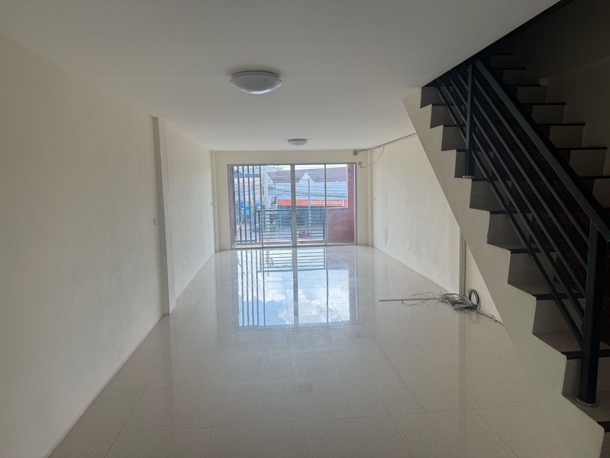For RentShop HouseNonthaburi, Bang Yai, Bangbuathong : Commercial building for rent, 4.5 floors, Ban Kluay-Sai Noi Road, beautiful, cheap, good location, convenient parking, near Central Westgate. The house left very quickly. Interested? Line @841qqlnr