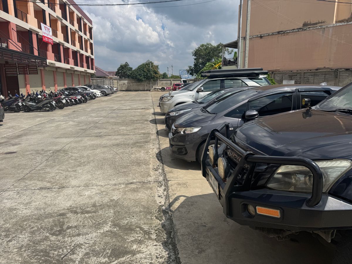 For RentShop HouseNonthaburi, Bang Yai, Bangbuathong : Commercial building for rent, 4.5 floors, Ban Kluay-Sai Noi Road, beautiful, cheap, good location, convenient parking, near Central Westgate. The house left very quickly. Interested? Line @841qqlnr