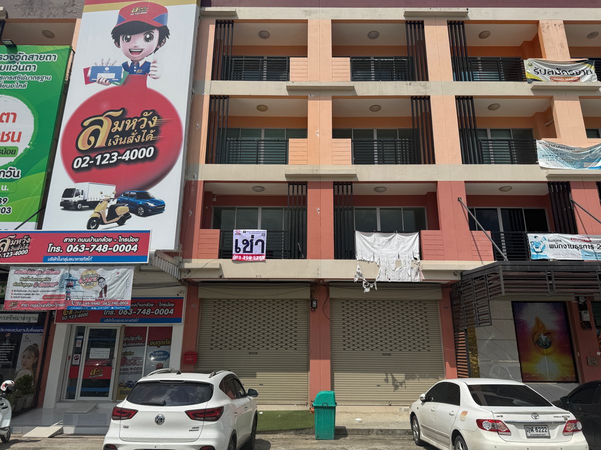 For RentShop HouseNonthaburi, Bang Yai, Bangbuathong : Commercial building for rent, 4.5 floors, Ban Kluay-Sai Noi Road, beautiful, cheap, good location, convenient parking, near Central Westgate. The house left very quickly. Interested? Line @841qqlnr