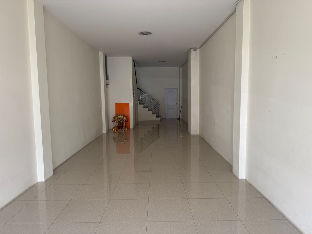 For RentShop HouseNonthaburi, Bang Yai, Bangbuathong : Commercial building for rent, 4.5 floors, Ban Kluay-Sai Noi Road, beautiful, cheap, good location, convenient parking, near Central Westgate. The house left very quickly. Interested? Line @841qqlnr