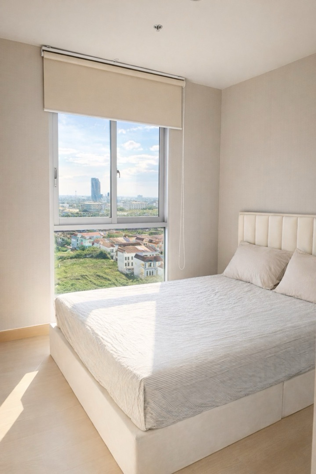 For SaleCondoBangna, Bearing, Lasalle : Urgent sale! The Parkland Srinakarin Lakeside Condo, near the Yellow Line.