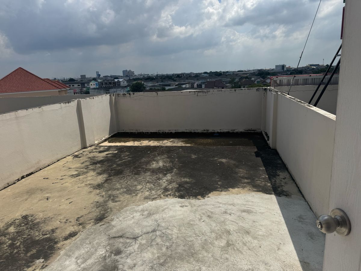 For RentShop HouseNonthaburi, Bang Yai, Bangbuathong : Commercial building for rent, 4.5 floors, Ban Kluay-Sai Noi Road, beautiful, cheap, good location, convenient parking, near Central Westgate. The house left very quickly. Interested? Line @841qqlnr