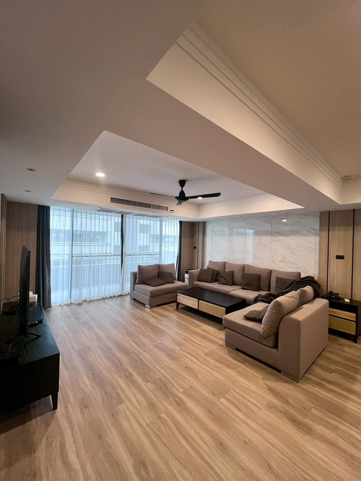 For RentCondoSukhumvit, Asoke, Thonglor : Cat-friendly Three-bedroom condo ready to move in - near BTS Phrom Phong