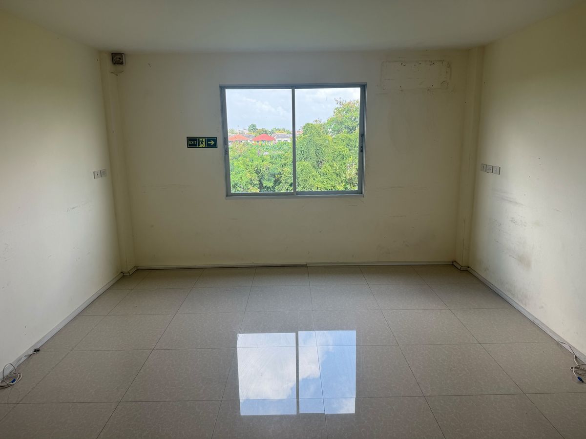 For RentShop HouseNonthaburi, Bang Yai, Bangbuathong : Commercial building for rent, 4.5 floors, Ban Kluay-Sai Noi Road, beautiful, cheap, good location, convenient parking, near Central Westgate. The house left very quickly. Interested? Line @841qqlnr