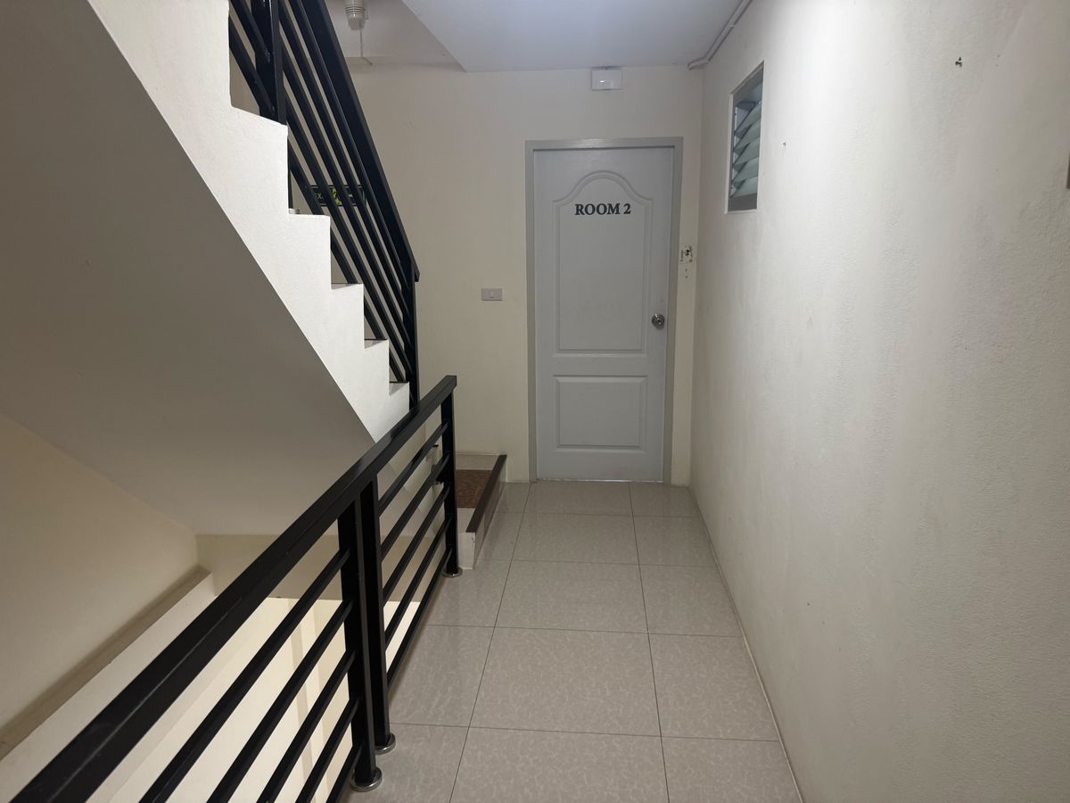 For RentShop HouseNonthaburi, Bang Yai, Bangbuathong : Commercial building for rent, 4.5 floors, Ban Kluay-Sai Noi Road, beautiful, cheap, good location, convenient parking, near Central Westgate. The house left very quickly. Interested? Line @841qqlnr