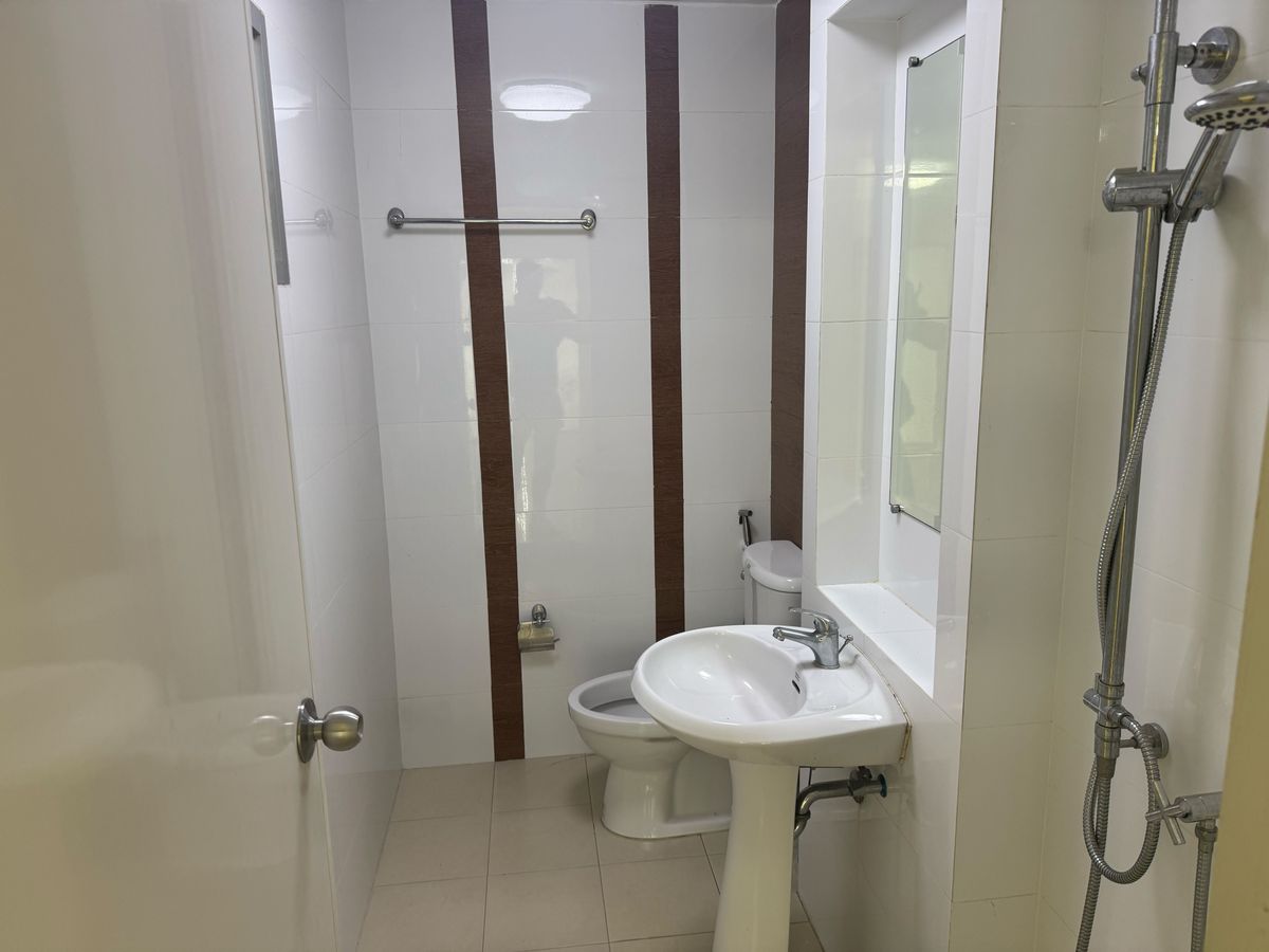 For RentShop HouseNonthaburi, Bang Yai, Bangbuathong : Commercial building for rent, 4.5 floors, Ban Kluay-Sai Noi Road, beautiful, cheap, good location, convenient parking, near Central Westgate. The house left very quickly. Interested? Line @841qqlnr