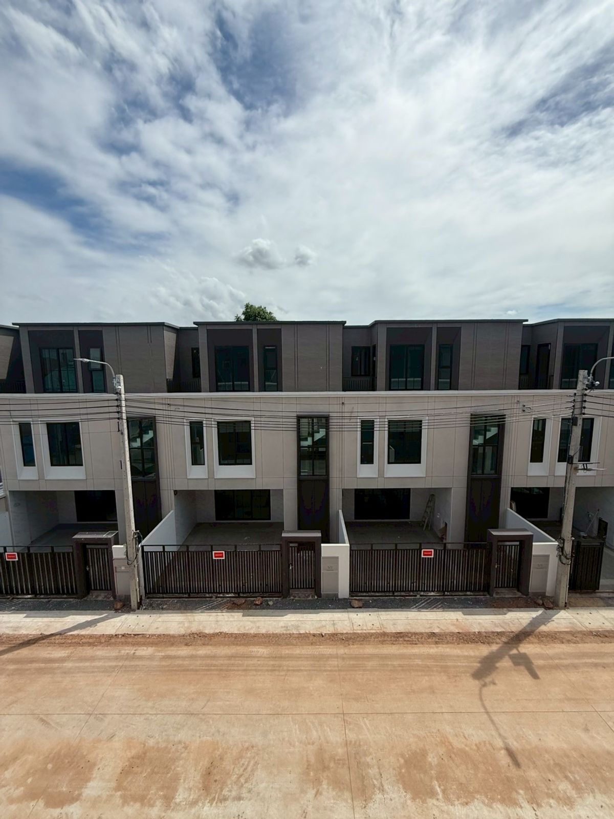 ขายทาวน์โฮมพระราม 2 บางขุนเทียน : 🏢 ขายด่วน! ทาวน์โฮมหรู ตรงข้ามบิ๊กซีพระราม2 เซ็นทรัลพระราม2 เพียง 7.79 ลบ. “กราวิเทีย พระราม 2 – ท่าข้าม” (Gravitia Rama 2 – Thakam)