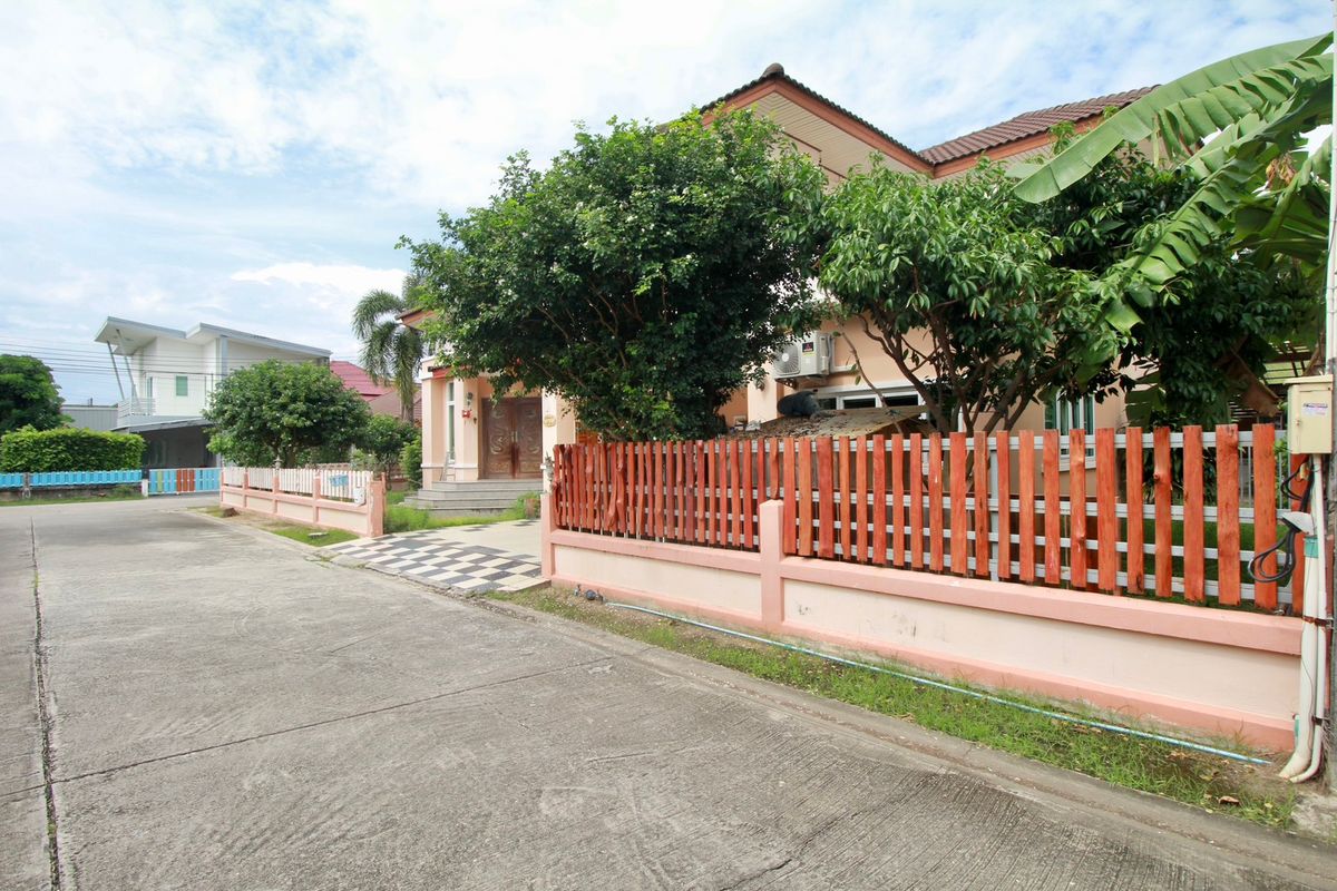 ขายบ้านเดี่ยว 2 ชั้น 112 ตร.วา หลังมุม หมู่บ้านบ้านสวนสุขสิริ ใกล้ รพ.กรุงเทพระยองและนิคมฯมาบตาพุด เนินพระ ระยอง Loading...