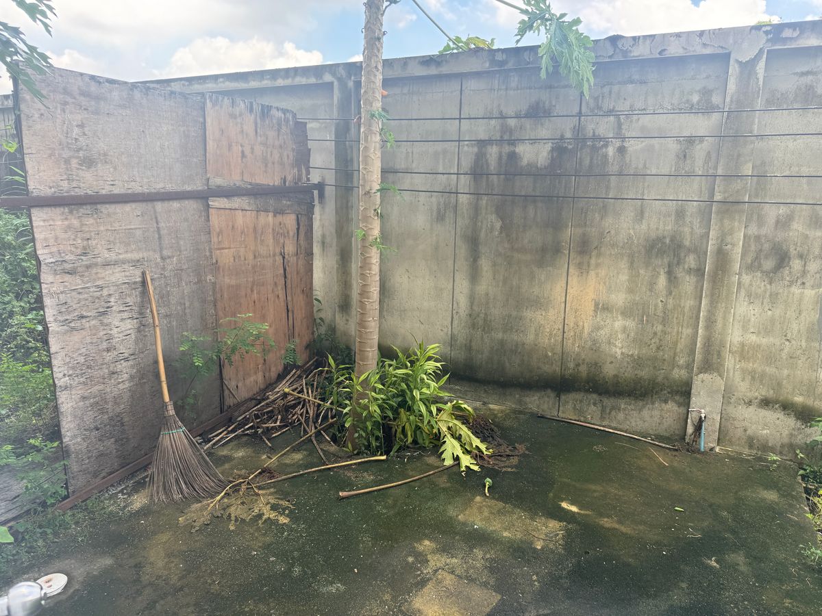 For RentShop HouseNonthaburi, Bang Yai, Bangbuathong : Commercial building for rent, 4.5 floors, Ban Kluay-Sai Noi Road, beautiful, cheap, good location, convenient parking, near Central Westgate. The house left very quickly. Interested? Line @841qqlnr