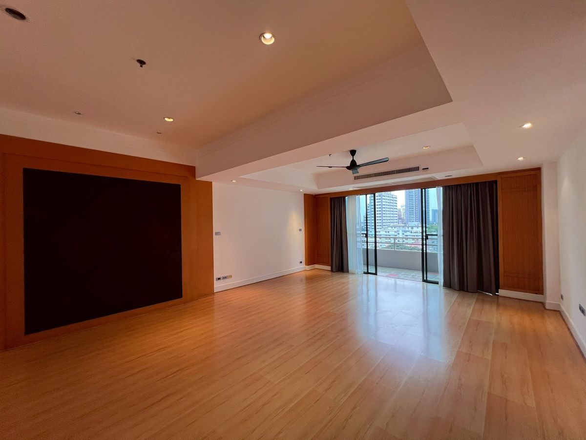 For RentCondoSukhumvit, Asoke, Thonglor : Perfect for cat lovers A Three-bedroom condo in the heart of the city - just 600 meters from BTS Phrom Phong